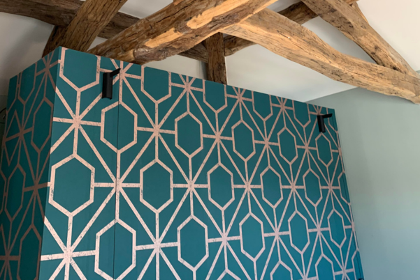 Mur décoratif à motif géométrique bleu à Gardanne